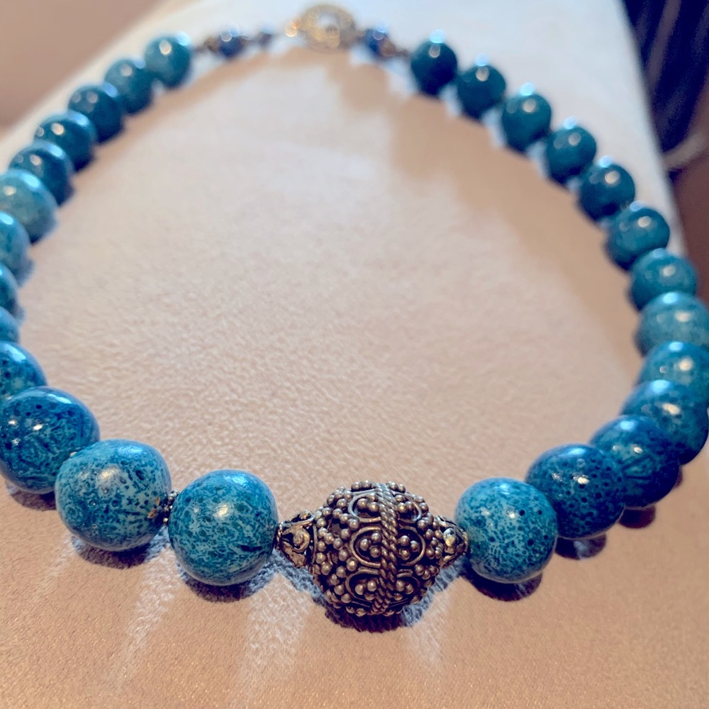 Beautiful Lia Sophia necklace